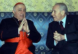 Il Presidente Ciampi a colloquio con il Cardinale Dionigi Tettamanzi, in occasione dell'incontro in Prefettura