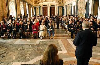 Il Presidente Ciampi rivolge il suo saluto ai presenti in occasione della cerimonia al Quirinale per la consegna delle insegne di onorificenze dell'Ordine al Merito della Repubblica Italiana conferite a donne distintesi nella cultura, nella scienza e nel sociale