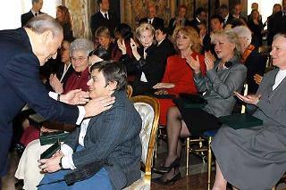 Il Presidente Ciampi saluta Fiorenza Scotti, tra le insignite delle onorificenze dell'Ordine al Merito della Repubblica Italiana, al termine della cerimonia al Quirinale