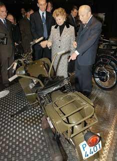Il Presidente Ciampi, in compagnia della moglie Franca, osserva una moto &quot;Alce&quot;del 1947, durante la visita alla mostra della Moto Guzzi, allestita al Complesso del Vittoriano