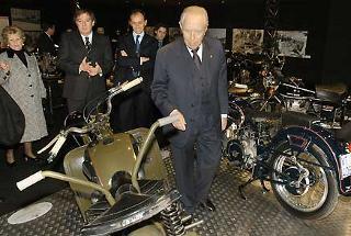 Il Presidente Ciampi durante la visita alla Mostra della Moto Guzzi, allestita nel Complesso del Vittoriano