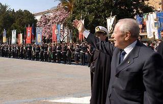 Il Presidente Ciampi, in piazza Alcide De Gasperi, risponde al saluto dei cittadini. Sullo sfondo i Gonfaloni dei Comuni interessati alla Battaglia di Cassino
