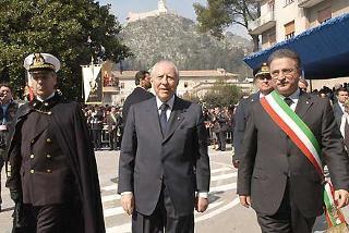 Il Presidente Ciampi, accompagnato dal Capo di Stato Maggiore della Difesa Amm. Giampaolo Di Paola e dal Sindaco Bruno Vincenzo Scittarelli, al suo arrivo in Piazza Alcide De Gasperi
