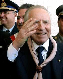 Il Presidente Ciampi, al suo arrivo all'Abbazia, saluta gli Scout che gli hanno fatto dono del fazzoletto di Capo