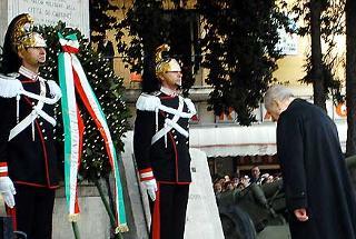Il Presidente Ciampi in raccoglimento davanti al Monumento dei Caduti in Piazza Alcide De Gasperi