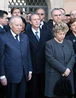 Il Presidente Ciampi con la moglie Franca, nella foto con il Ministro La Loggia ed il Vice Presidente del Senato Fisichella, osserva i tre minuti di silenzio in memoria dei Caduti per gli atti terroristici di Madrid