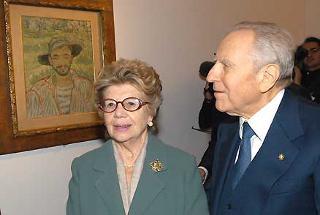 Il Presidente Ciampi con la moglie Franca durante la visita ai &quot;Tesori ritrovati. I Carabinieri nell'arte e per parte&quot;, sullo sfondo un Van Gogh recuperato