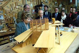 Il Presidente Ciampi, in compagnia della moglie Franca, durante la visita allo studio-laboratorio di Renzo Piano a Punta Nava
