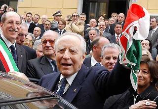 Il Presidente Ciampi risponde al saluto dei cittadini all'uscita dal Teatro Cavour