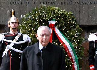 Il Presidente Ciampi subito dopo aver deposto una corona d'alloro in ricordo delle vittime dell'eccidio delle Fosse Ardeatine