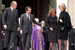 Il Re Juan Carlos, il Primo Ministro Aznar e le rispettive Consorti all'uscita dalla Cattedrale al termine dei funerali di Stato in onore delle vittime della strage dell'11 marzo