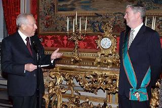 Il Presidente Ciampi con Patrick Cox, Presidente del Parlamento Europeo, insignito dell'Onorificenza di Cavaliere di Gran Croce al Merito della Repubblica Italiana