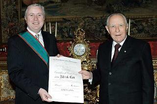 Il Presidente Ciampi con Patrick Cox, Presidente del Parlamento Europeo, insignito dell'Onorificenza di Cavaliere di Gran Croce dell'Ordine al Merito della Repubblica Italiana
