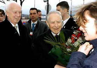 Il Presidente Ciampi ed il Presidente della Repubblica di Ungheria, Ferenc Madl, accolti festosamente davanti a Palazzo Presidenziale, dai giovani presenti