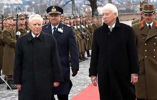 Il Presidente Ciampi accolto dal Presidente della Repubblica di Ungheria Ferenc Madl a Palazzo Presidenziale, durante la cerimonia di benvenuto