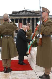 Il Presidente Ciampi, rende omaggio al Monumento ai Caduti