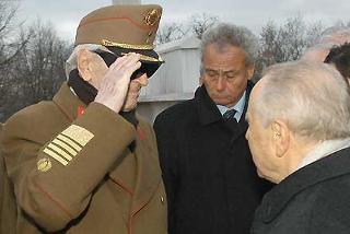 Il Presidente Ciampi riceve il saluto del Gen. Bela Karoly, Comandante delle truppe rivoluzionarie dei moti del 56 in Ungheria, al termine della cerimonia di omaggio alla tomba di Imre Nagy