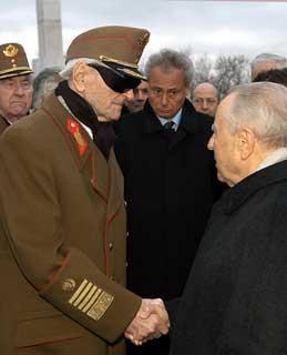Il Presidente Ciampi saluta il Gen. Bela Karoly, Comandante delle truppe rivoluzionarie dei moti del 56 in Ungheria, al termine della cerimonia di deposizione di una corona sulla tomba di Imre Nagy