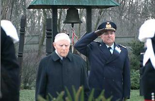 Il Presidente Ciampi, accompagnato dal Consigliere Militare Giovanni Mocci, in raccoglimento davanti alla tomba di Imre Nagy