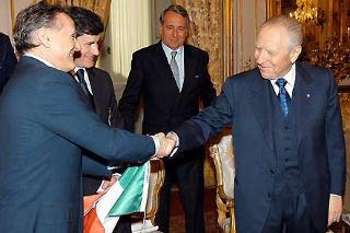 Il Presidente Ciampi si congratula con il Capo Spedizione Agostino Da Polenza ed il Ministro Giovanni Alemanno, dopo aver consegnato la Bandiera Nazionale che verrà issata sul K2, nella spedizione &quot;K2-2004, 50 anni dopo&quot;