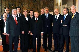 Il Presidente Ciampi, a fianco il Sottosegretario agli Esteri Roberto Antonione con i Membri della Commissione d'inchiesta del Bureau International des Exspositions, in occasione dell'incontro al Quirinale