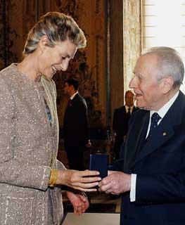 Il Presidente Ciampi premia con la Medaglia d'Oro al Merito della Sanità Pubblica, Allegra Caracciolo di Castagneto Agnelli, in occasione della Giornata Mondiale della Sanità