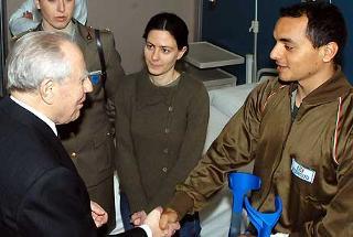 Il Presidente Ciampi saluta il Sottotenente Massimo Lupo di Rho (Milano) durante la visita al Celio ai militari feriti a Nassiriya