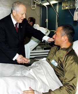 Il Presidente Ciampi durante la visita di stamane al Celio ai bersaglieri feriti a Nassiriya. Nella foto, il Presidente si intrattiene con Patrizio Luca di Capua