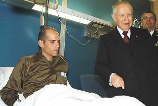 Il Presidente Ciampi durante la visita al Celio ai militari feriti a Nassiriya. Nella foto con il bersagliere Daniele Vadrucci di Lecce