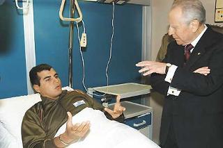 Il Presidente Ciampi si intrattiene con Armando Mirra uno dei bersaglieri ferito a Nassiriya, durante la visita al Celio