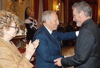 Il Presidente Ciampi con il regista Steven Spielberg, nel corso dell'incontro con il Consiglio di Presidenza, il Consiglio Direttivo ed i candidati ai Premi David di Donatello per il 2004
