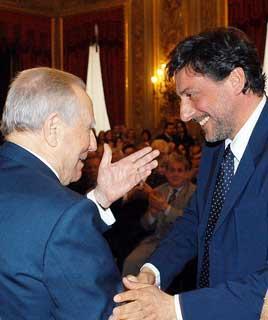 Il Presidente Ciampi con Sergio Castellitto, in occasione dell'incontro con i candidati ai Premi David di Donatello per il 2004
