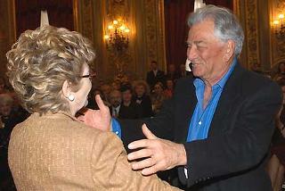 Il cordiale incontro della Signora Franca Pilla Ciampi con il popolare attore Peter Falk, in occasione dell'incontro con i candidati ai Premi David di Donatello 2004