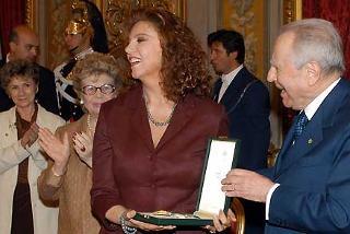 Il Presidente Ciampi con Stefania Sandrelli, insignita dell'Onorificenza di Grande Ufficiale dell'OMRI, in occasione dell'incontro con i candidati al Premio David di Donatello 2004