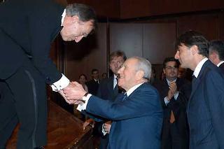 Il Presidente Ciampi, a fianco Enrico Gasbarra, Presidente della Provincia di Roma, saluta il Maestro Claudio Abbado al termine del concerto all'Auditorium della Musica, eseguito dalla Gustav Mahler Jugend Orchester