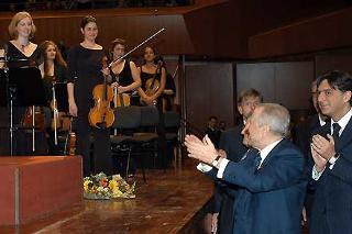 Il Presidente della Repubblica Carlo Azeglio Ciampi, a fianco Enrico Gasbarra, Presidente della Provincia di Roma, applaude i componenti della Gustav Mahler Jugend Orchester, diretti dal Maestro Claudio Abbado, al termine del concerto all'Auditorium della Musica