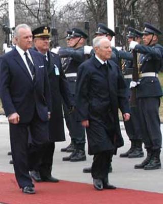 Il Presidente Ciampi accompagnato dal Presidente della Repubblica di Estonia Arnold Ruutel e dal Consigliere Militare Giovanni Mocci durante la cerimonia di benvenuto a Palazzo Presidenziale di Kodriorg
