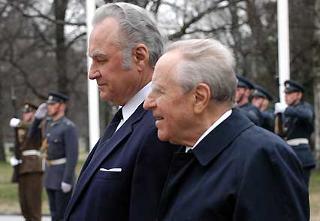 I Presidenti della Repubblica Italiana e di Estonia Carlo Azeglio Ciampi e Arnold Ruutel all'arrivo al Palazzo Presidenziale di Kadriorg