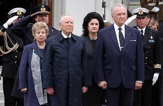 I Presidenti della Repubblica Italiana e di Estonia Carlo Azeglio Ciampi ed Arnold Ruutel con le rispettive consorti Franca ed Ingrid, a Palazzo Presidenziale di Kadriorg, durante la cerimonia di benvenuto