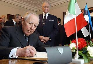 Il Presidente Ciampi, accanto il Presidente della Repubblica di Estonia Arnold Ruutel, firma l'Albo d'Onore al suo arrivo a Palazzo Presidenziale di Kadriorg