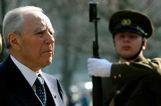 Il Presidente Ciampi in raccoglimento davanti al Monumento agli insegnanti e studenti caduti durante la Guerra di Liberazione