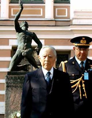 Il Presidente Ciampi, accompagnato dal Consigliere Militare Giovanni Mocci, davanti al Monumento che ricorda gli insegnanti e studenti caduti durante la Guerra di Liberazione