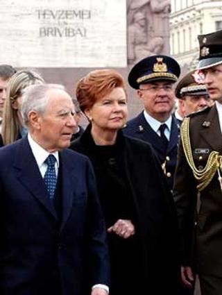 I Presidenti della Repubblica Italiana e di Lettonia Carlo Azeglio Ciampi e Vaira Vike-Freinberga, davanti al Monumento della Libertà dopo aver reso omaggio ai Caduti