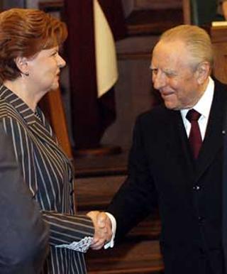 Il Presidente Ciampi, salutato dal Presidente della Repubblica della Lettonia Vaira Vike-Fraiberga, al termine del suo intervento al Parlamento lettone