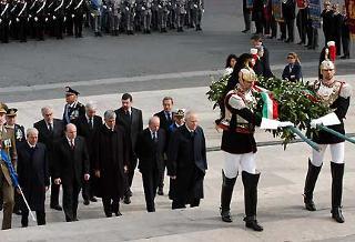 Il Presidente Ciampi, seguito dalle Alte Cariche civili e militari, ascende l'Altare della Patria per rendere omaggio al Milite Ignoto, in occasione del 59° anniversario della Liberazione