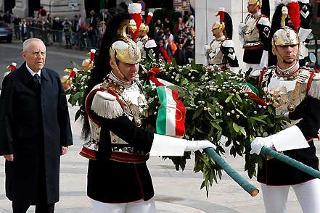Il Presidente Ciampi rende omaggio al Milite Ignoto, in occasione del 59°anniversario della Liberazione