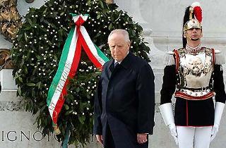 Il Presidente Ciampi subito dopo aver deposto una corona d'alloro al Milite Ignoto, in occasione del 59°anniversario della Liberazione