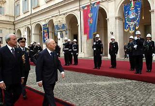 Il Presidente Ciampi passa in rassegna i gonfaloni dei comuni decorati, in occasione della Festa di Liberazione