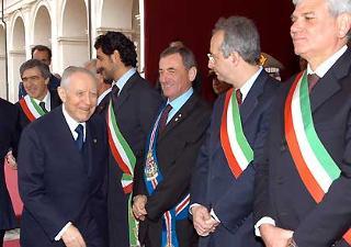 Il Presidente Ciampi con i Sindaci dei Comuni decorati, in occasione della Festa di Liberazione