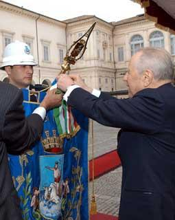 Il Presidente Ciampi consegna la Medaglia d'Oro al Merito Civile al Comune di Nettuno